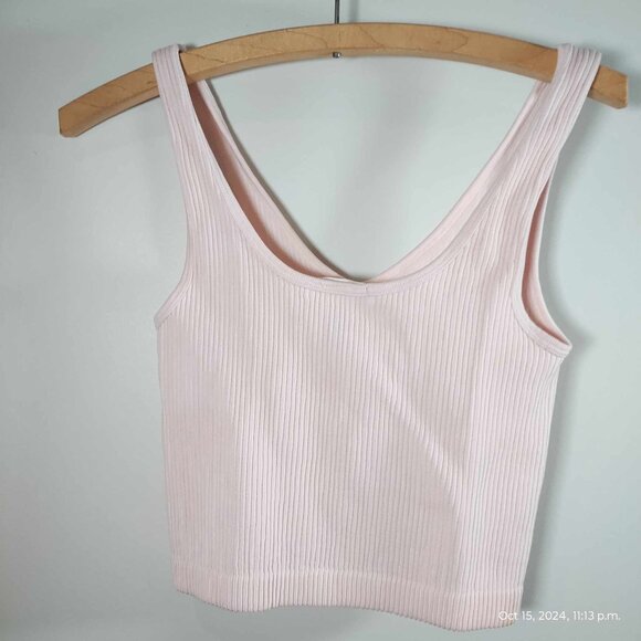 Light pink Rose and Vine Stretchy ribbed Vneck crop top flattering - Picture 4 of 7